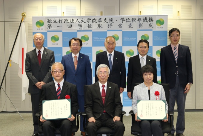 学位取得者表彰式記念写真