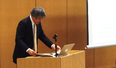 �y������