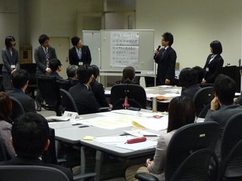 �O���[�v�f�B�X�J�b�V�����i���C�ҁj�̗l�q