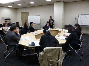 �O���[�v�f�B�X�J�b�V�����i�����ҁj�̗l�q